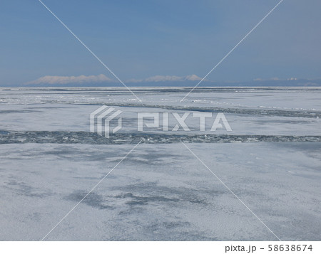 網走流氷観光砕氷船おーろら（沖合航路）からの眺め（流氷原・知床連山） 58638674