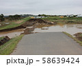 洪水により決壊した堤防 58639424
