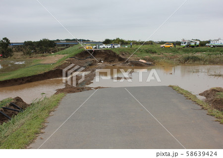 洪水により決壊した堤防 洪水により決壊した堤防 58639424