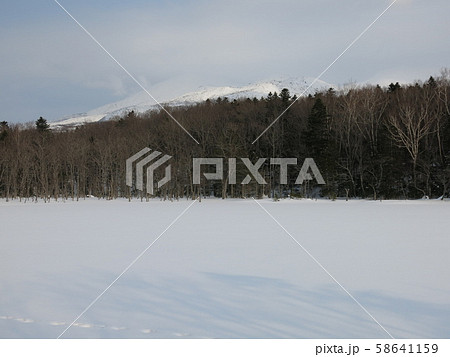 雪に覆われた知床五湖の五湖（冬の知床五湖エコツアー参加中に撮影したもの） 58641159