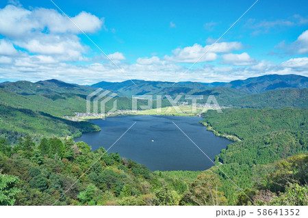 【賤ヶ岳山頂展望台より余呉湖】 滋賀県長浜市木之本町飯浦 【賤ヶ岳山頂展望台より余呉湖】 滋賀県長浜市木之本町飯浦 58641352