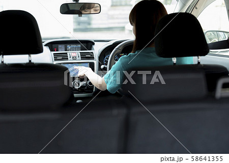 運転　カーナビ　目的地　女性　半袖 58641355