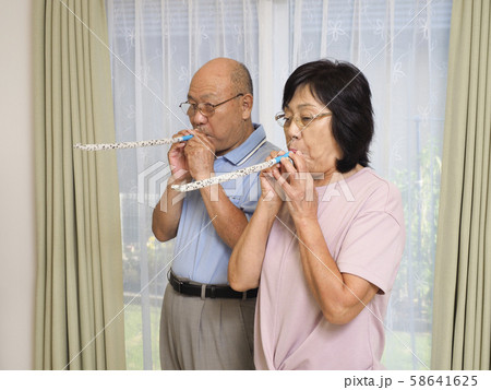 吹き戻しを吹くシニア夫婦 吹き戻しを吹くシニア夫婦 58641625