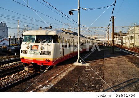 山陽本線、倉敷駅を発車する快速サンライナー（117系） 58641754