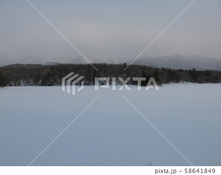雪に覆われた知床五湖の二湖（冬の知床五湖エコツアー参加中に撮影したもの） 58641849