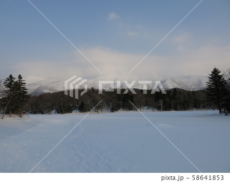 雪に覆われた知床五湖の二湖（冬の知床五湖エコツアー参加中に撮影したもの） 58641853
