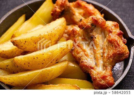あぶり焼きチキンと皮付きフライドポテト。スキレットにおつまみ2種盛り合わせ。 58642055