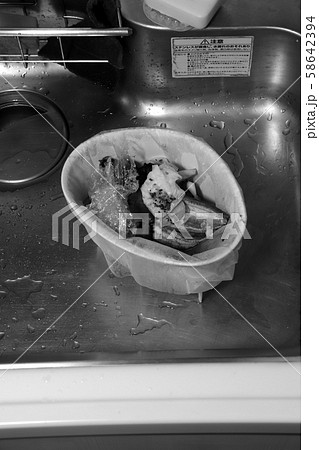 三角コーナーに捨てられた生ゴミ(モノクロ) 三角コーナーに捨てられた生ゴミ(モノクロ) 58642394