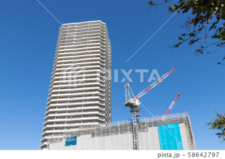 横浜のタワーマンションと建設現場 横浜のタワーマンションと建設現場 58642797