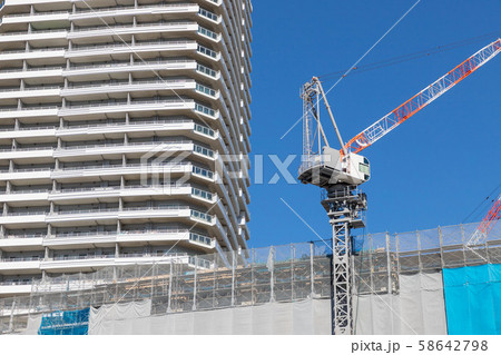 横浜のタワーマンションと建設現場 58642798
