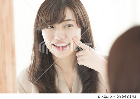 肌　潤い　調子　笑顔　女性　ライフスタイル 58643143