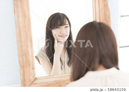 肌　潤い　調子　笑顔　女性　ライフスタイル 58643150