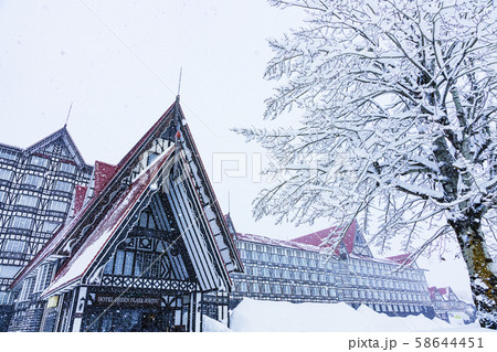 スキーツアーのイメージ 日本 スキー ホテル ロッジ 山小屋 自然 降雪 積雪 雪景色 冬景色 スキーツアーのイメージ 日本 スキー ホテル ロッジ 山小屋 自然 降雪 積雪 雪景色 冬景色 58644451