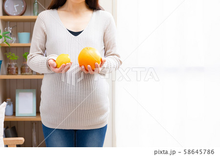 レモンとグレープフルーツを持つ妊婦 58645786