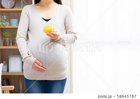 レモンを持つ妊婦 レモンを持つ妊婦 58645787
