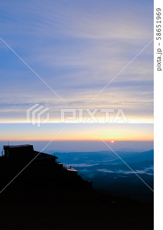 春の八ヶ岳登山：赤岳頂上山荘の夜明け 58651969