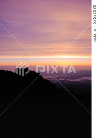 春の八ヶ岳登山:赤岳頂上山荘の夜明け 春の八ヶ岳登山:赤岳頂上山荘の夜明け 58651980