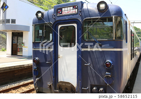 青海川駅に停車中の越乃Shu kura 58652115