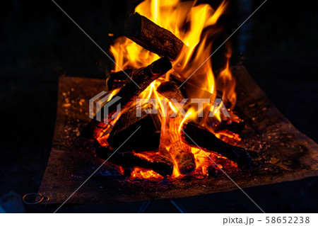 キャンプ素材　焚火台　燃焼　炎 58652238