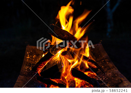 キャンプ素材　焚火台　燃焼　炎 58652241