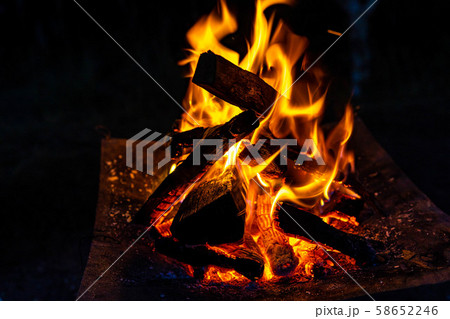 キャンプ素材　焚火台　燃焼　炎 58652246