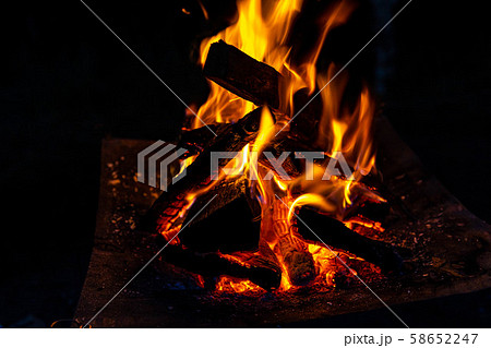 キャンプ素材　焚火台　燃焼　炎 58652247
