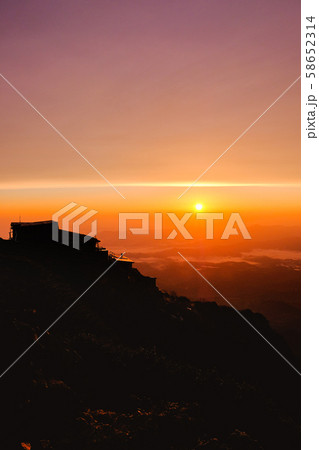 春の八ヶ岳登山:赤岳頂上山荘の夜明け 春の八ヶ岳登山:赤岳頂上山荘の夜明け 58652314