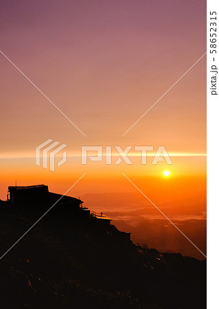 春の八ヶ岳登山:赤岳頂上山荘の夜明け 春の八ヶ岳登山:赤岳頂上山荘の夜明け 58652315