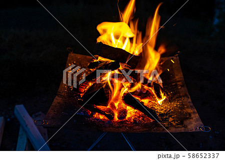 キャンプ素材　焚火台　燃焼　炎 58652337