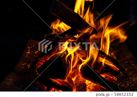 キャンプ素材　焚火台　燃焼　炎 58652352