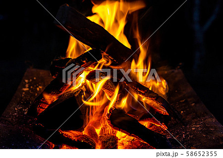 キャンプ素材　焚火台　燃焼　炎 58652355