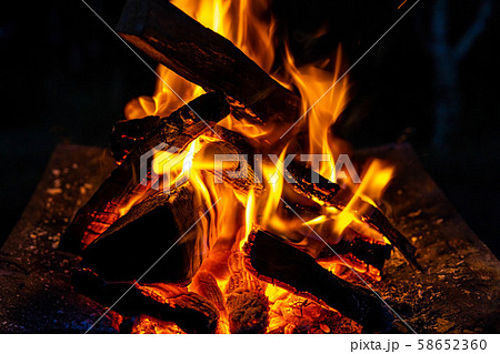 キャンプ素材　焚火台　燃焼　炎 58652360