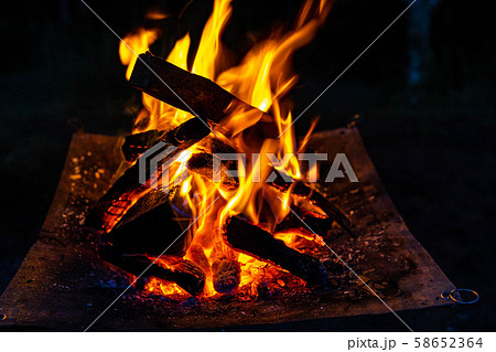 キャンプ素材 焚火台 燃焼 炎 キャンプ素材 焚火台 燃焼 炎 58652364