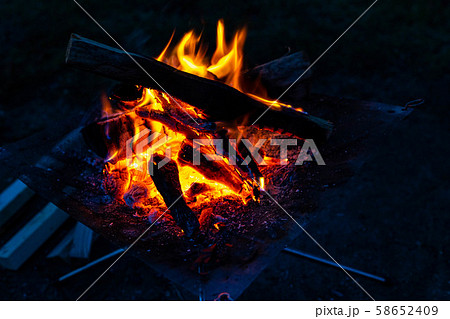 キャンプ素材　焚火台　燃焼　炎 58652409