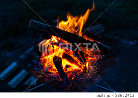 キャンプ素材　焚火台　燃焼　炎 58652412