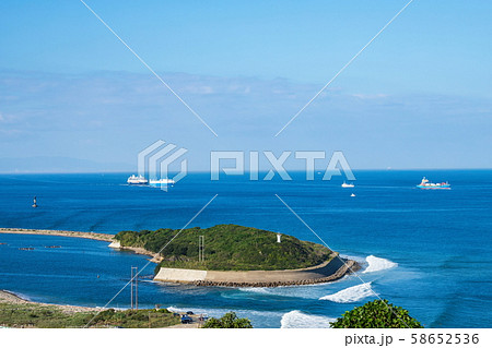 紀淡海峡の成ヶ島と船舶　（兵庫県洲本市、淡路島） 58652536
