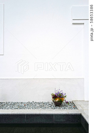 白壁の前に置かれた、秋の寄せ植え 白壁の前に置かれた、秋の寄せ植え 58653386