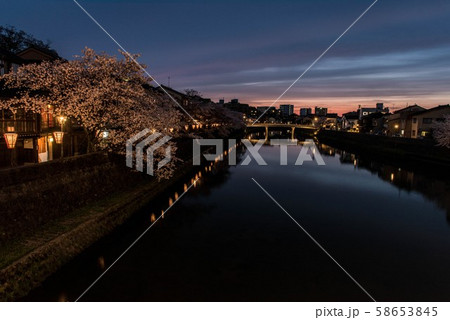 桜満開の主計町夕焼け 58653845