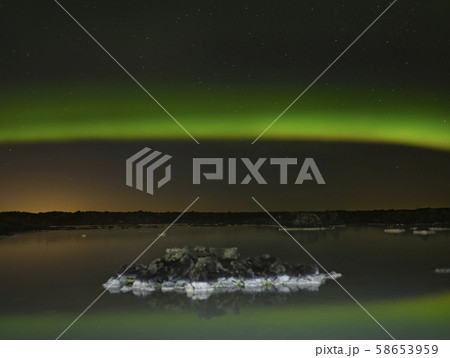 An Aurora Borealis arch over the Blue Lagoon 58653959