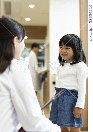 先生と女の子 58654219