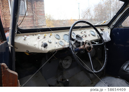 車の傷 Deteriorated car (rust, dent, dirt, scratches) 58654409