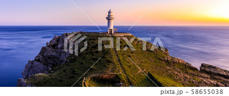 大瀬崎灯台の夕陽　パノラマ　【長崎県五島市】 58655038