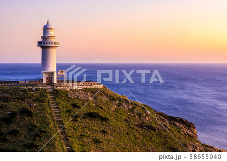 大瀬崎灯台の夕陽　【長崎県五島市】 58655040
