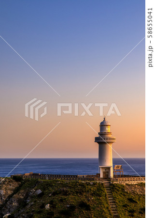 大瀬崎灯台の夕陽　【長崎県五島市】 58655041