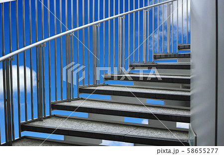 柵と手すりのある屋外螺旋階段と雲のある青空 58655277