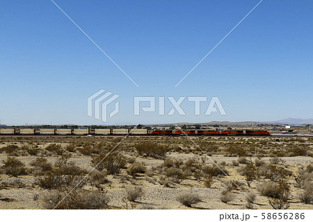 カリフォルニアの荒野を走る貨物列車 58656286