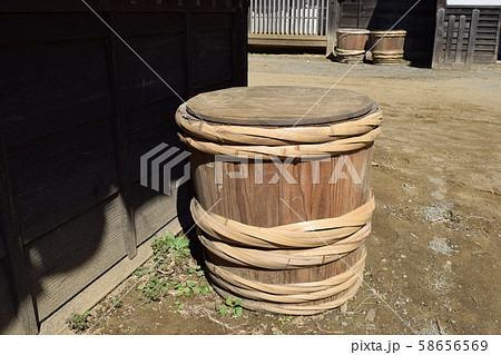 木製の樽 58656569