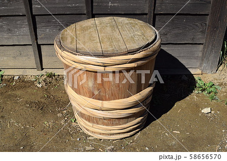 木製の樽 58656570