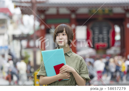 浅草 浅草寺 雷門 ビジネスウーマン ファイルを持つ 浅草 浅草寺 雷門 ビジネスウーマン ファイルを持つ 58657279