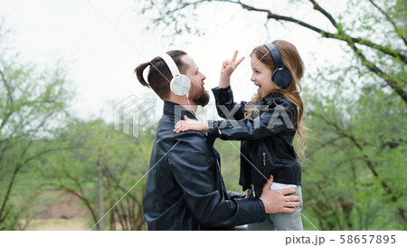 Dad and daughter walk around the city 58657895